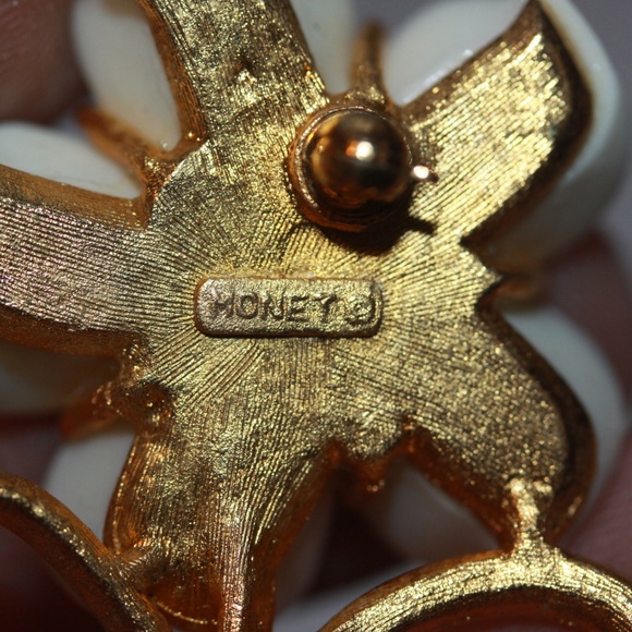 Vintage MONET Brooch & Clip Earrings Set - Picture 5 of 5